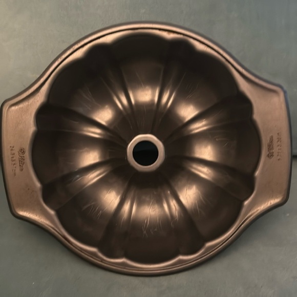 Wilton Bundt Pan - Picture 1 of 4